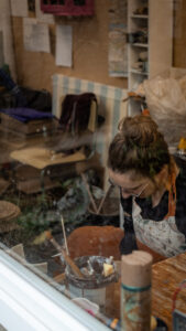 Dorian aan het werk in haar pottenbakkers atelier in Lichtenvoorde