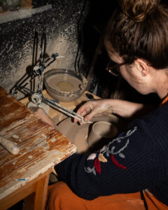 Pottenbakker Dorian Temming aan het werk in haar pottenbakkerij / atelier in Lichtenvoorde