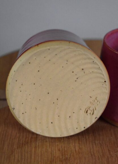 onderkant spikkelklei kopje roze