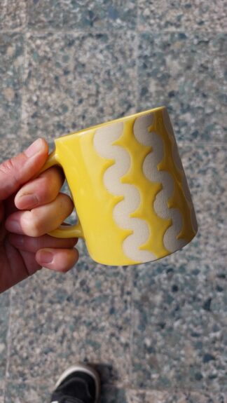 gele mok grafisch zonnig koffie