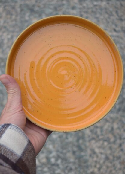 oranje bord met hoge rand en een grafisch detail