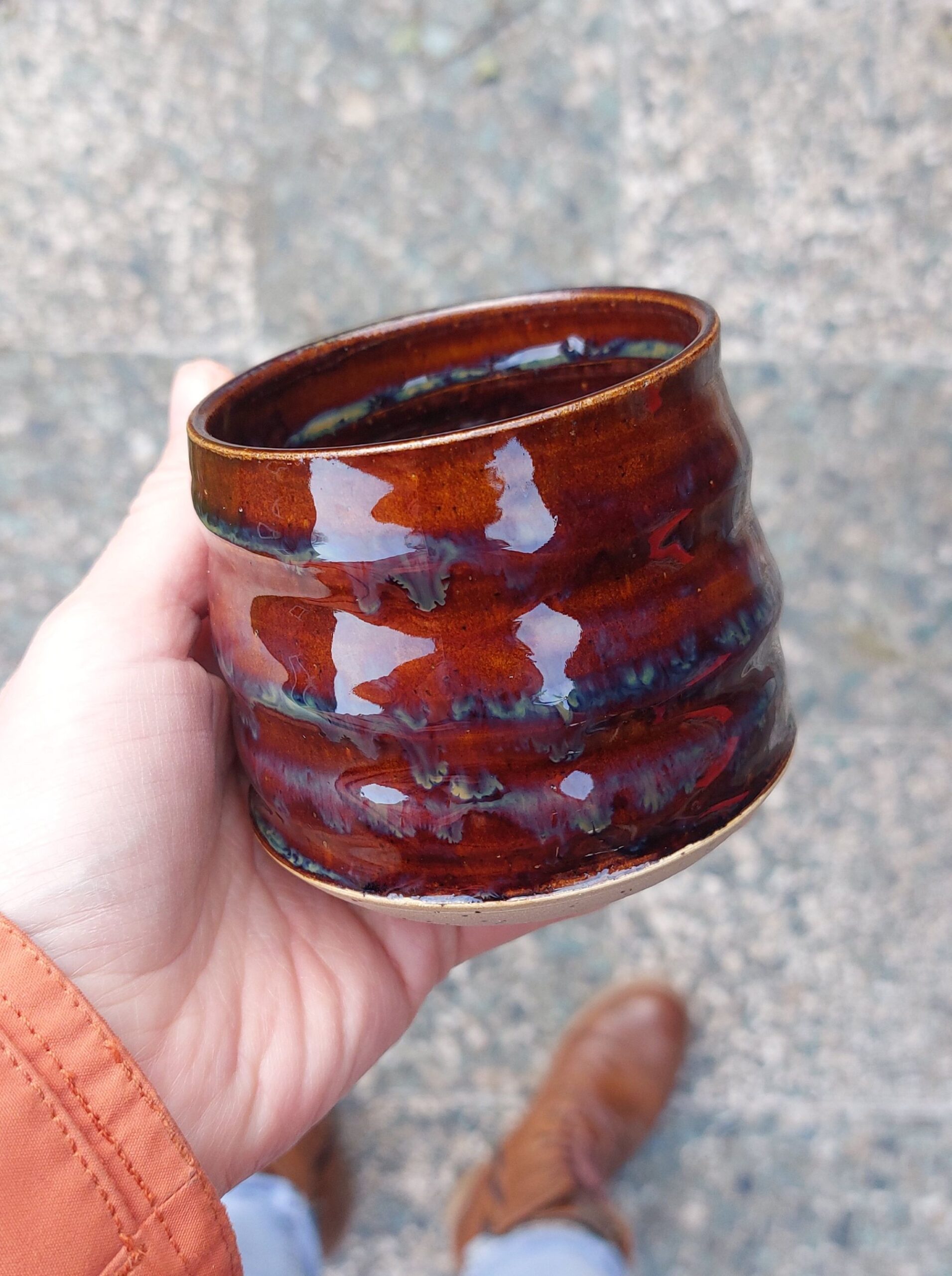 Classic bruin tint steengoed keramiek kopje voor koffie of thee. Kopje met ribbels