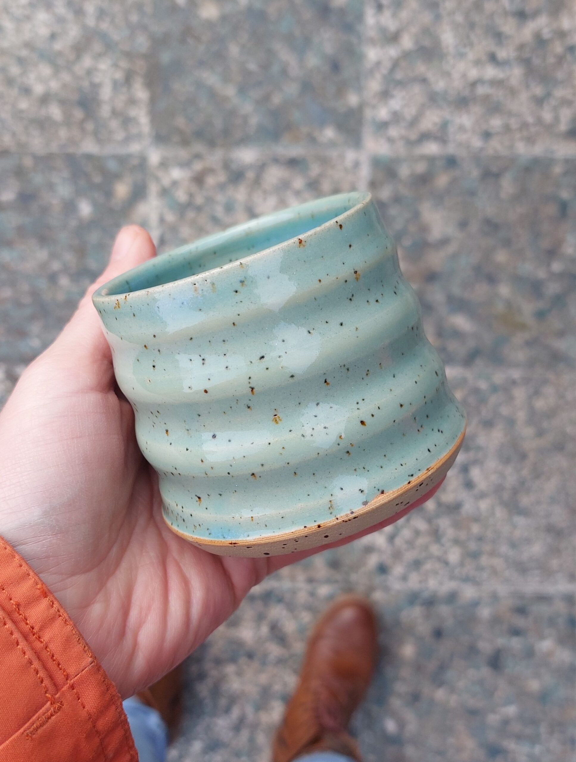 Koffie kopje turquoise met spikkelklei. Handgemaakt in pottenbakkerij lichtenvoorde achterhoek