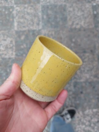 basic geel koffie kopje zonder oor Spikkels