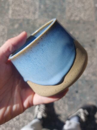 koffie kopje met drip glaze, druip glazuur, zacht licht blauwe glazuur koffie kopje, cappucino, perculator, arabic coffee